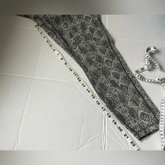 Athleta women’s Ultimate 7/8 Tight leggings L - Picture 9 of 9